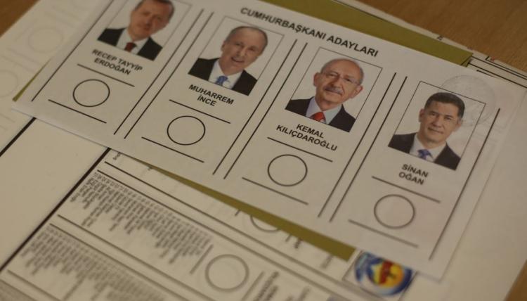 <p>Türkiye'de büyük bir heyecanla beklenen ve geçtiğimiz hafta sonunda gerçekleştirilen seçimler kamuoyunda değerlendirilmeye devam ediyor. 14 Mayıs 2023 tarihinde gerçekleşen seçimlerin ardından bir kısım sevinç bir kısım da hüzün yaşıyor. Peki bu seçimlerin kazananları ve kaybedenleri kim? Buyurun birlikte bakalım...</p>

