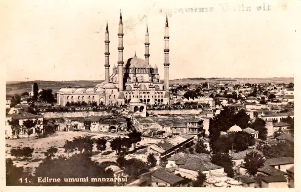 <p>Böylece iş bittikten sonra oluşacak olan çatlama ve kaymaların önüne geçmiştir. Temellerinin atılmasının uzun sürmesi hakkında İnşaat hızla ilerlemekte iken, Mimar Sinan bir gün ortadan kaybolmuş. </p>
