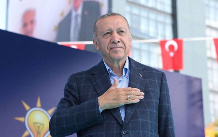 <p>14 Mayıs 2023 tarihinde gerçekleşen seçimlerin en büyük kazananı Cumhurbaşkanı Recep Tayyip Erdoğan oldu. Seçim sürecinde muhalefetin 'Cumhur İttifakı'nın büyük bir fark ile yarışı kaybedeceği' yönündeki algı çalışmalarına rağmen seçimden birinci çıkan Erdoğan'ın başarısı toplumun tüm kesimlerince kabul edildi. Erdoğan'ın seçimin ikinci turundan bir kez daha zaferle ayrılacağı düşünülürken yedi siyasi partinin birleşmesine rağmen Erdoğan'ı yıkamaması da önemli bir detay oldu.</p>
