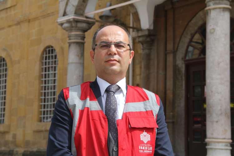 <p><strong>Mimar Sinan tamir etti, IV. Murad zamanında da restorasyondan geçti</strong><br />
<br />
Tokat Vakıflar Bölge Müdürlüğü’nde görevli Şube Müdürü Mustafa Uzun, Ulu Cami’ye tarihsel açıdan bakıldığında Selçuklu dönemi bir yapı olduğunu ancak zaman içerisinde meydana gelen depremlerde aldığı hasarlar sonucunda değişik zamanlarda restorasyon yapıldığını anlatarak, "Bunlardan en önemlisi Mimar Sinin tarafından yapılan çalışmadır. Mimar Sinan kendi yazdığı eserde Çorum Ulu Cami’de onarım, yenileme çalışmalarında bulunduğundan bahsetmektedir. Bunun dışında en önemli çalışmalardan birisi de IV. Murad zamanı yapılan çalışmadır. Sultan 4. Murad, Erivan seferine giderken Çorum’da konaklar ve burasının onarılmasını emreder. Ulu Cami, 4. Murad zamanında restorasyon geçirir ve ondan sonra camimizin bir diğer adı da Muradı Rabi Cami olarak anılmaktadır" şeklinde konuştu.<br />
Uzun, Bölge Müdürlüğü tarafından yürütülen çalışmalarda başta Kültür ve Turizm Bakanlığı olmak üzere, Vakıflar Genel Müdürlüğü ve çalışmalara türlü desteği veren Ankara Kültür Varlıklarını Koruma Kurulu Müdürü ve personeline teşekkür etti.</p>
