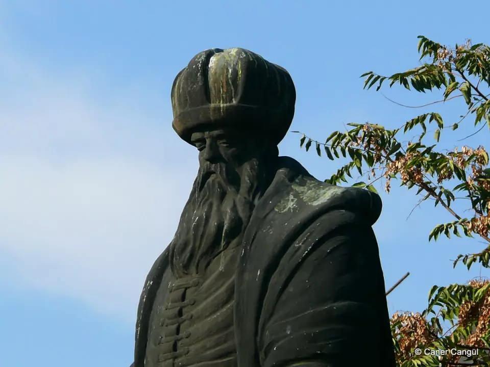 <p>Mimar Sinan'ın yaşantısına dair birçok ayrıntıyı, eserlerini, döneminin insanları hakkındaki düşüncelerini bu kitap ile, Sinan'ın kendi ağzından öğrendiğimiz gibi, Süleymaniye Cami'nin sırlarını da belli ölçülerde, bu kitapta bulabiliyoruz.</p>