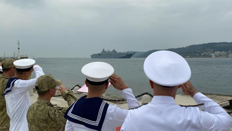 <p><strong>TCG ANADOLU'YU SELAMLADILAR</strong></p>
<p>Daha sonra Çimenlik Kalesi'nde yemin töreni düzenlendi. Törene Çanakkale Valisi İlhami Aktaş, Çanakkale Belediye Başkan Vekili Süleyman Canpolat, Çanakkale Boğaz ve Garnizon Komutanı Tuğamiral Mustafa Turhan Ecevit, Çanakkale Savaşları Gelibolu Tarihi Alan Başkanı İsmail Kaşdemir ve temsili askerlik yapan engellilerin yakınları katıldı. </p>