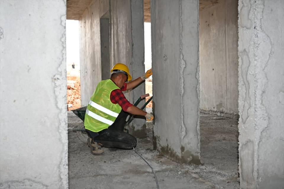 <p>Yaklaşık 25 bloktan oluşan iş merkezleri, camileri, okullarıyla beraber yeni bir yaşam alanı Türkoğlu'na kazandırılıyor. Burada 24 saat çalışma devam ediyor çünkü halkımıza söz verdik. İnşallah bu kalıcı konutları kısa zaman içerisinde depremzedelerimize teslim etmiş olacağız."</p>
<p> </p>