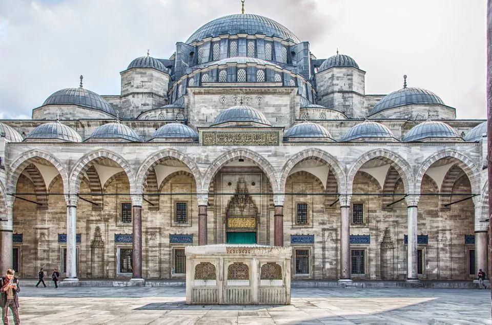 <p>Ağır masraflar yüzünden caminin yapımına ara verildiğini zanneden İran Şahı Tahmasp Han, inşaatın devamı için, kıymetli mal yüklü bir kervanı ve içi değerli taşlarla, mücevherlerle dolu bir kutuyla, bu hediyeleri göndermesinin sebebini açıklayan bir mektubu Kanunî'ye yollar.</p>