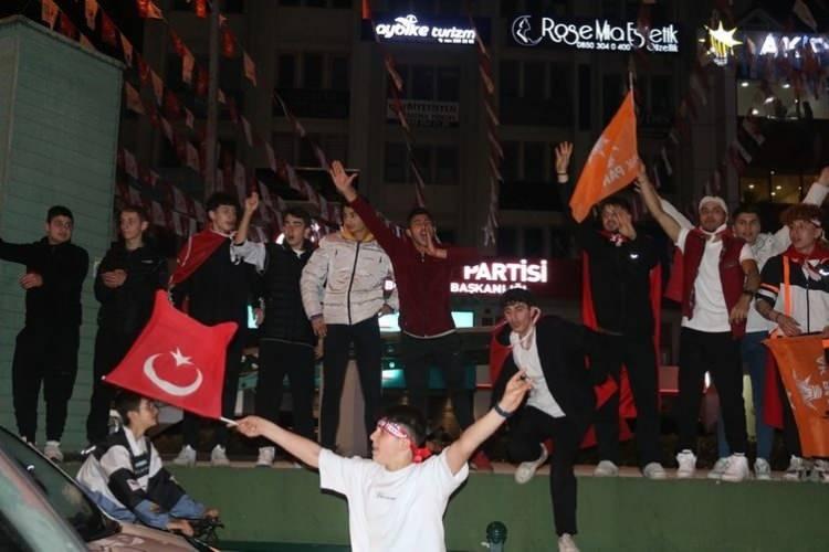 <p>14 Mayıs Genel Seçimleri'nde sandıklar büyük oranda netleşti. Cumhur İttifakı cumhurbaşkanı adayı Başkan Recep Tayyip Erdoğan, 7'li koalisyon adayı Kemal Kılıçdaroğlu'na yaklaşık yüzde 5'lik farkla geride bıraktı.</p>

<p> </p>

<p>Cumhur İttifakı ise Meclis'te çoğunluğu sağladı. Bu sonuçların ardından AK Parti ve Cumhur İttifakı seçmenleri büyük coşku yaşadı. Sokaklarda kutlama yapıldı.</p>

<p> </p>
