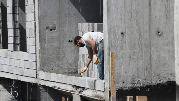 <p>Kurban Bayramı`na kadar 15 blokta 360 dairenin kaba inşaatının bitirilmesinin planlandığı projede hummalı çalışma yürütülüyor.</p>