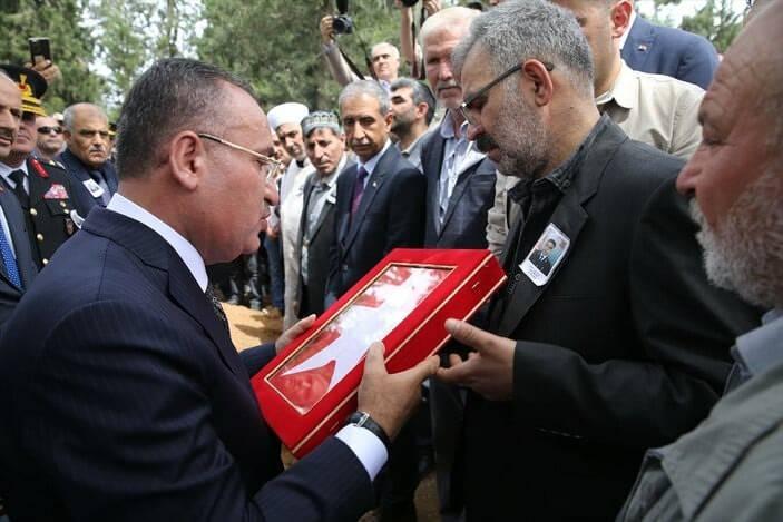 <p>Yapılan saygı atışından sonra Adalet Bakanı Bozdağ, şehidin babası Mahmut Mayik'e Türk bayrağı ve şehidin fotoğrafını verdi.</p>

