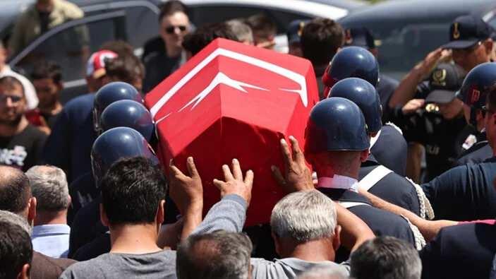 <p>Şırnak Bestler Dereler bölgesinde teröristlere yönelik gerçekleştirilen operasyonda şehit düşen askerler, memleketlerinde düzenlenen törenlerle son yolculuklarına uğurlandı.</p>