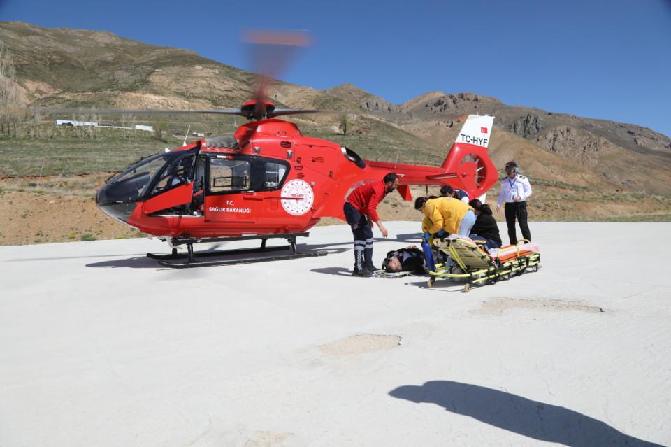 <p> Yapılan müdahalenin ardından Tekin'in kalbi yeniden çalıştırıldı. Ardından, Sağlık Bakanlığı'na ait ambulans helikopterle Van'a sevk edildi.</p>