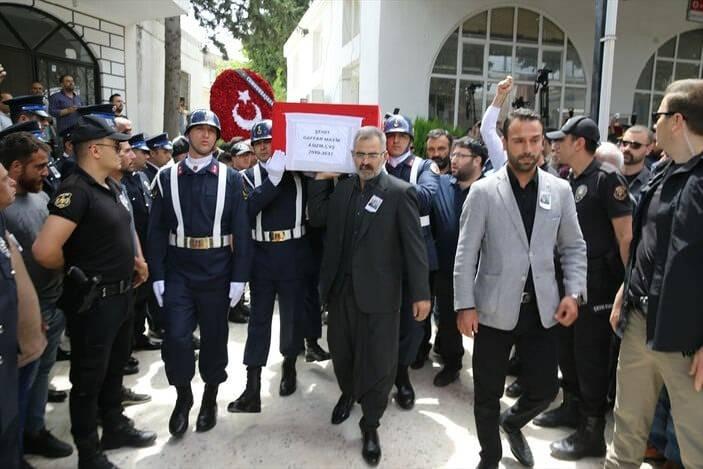 <p>Buradaki törene, şehidin babası Mahmut ve annesi Naime Mayik'e ile yakınları, Adalet Bakanı Bekir Bozdağ, İçişleri Bakan Yardımcısı İsmail Çataklı, milletvekilleri, askerler, polisler ve vatandaşlar katıldı.Bakan Bozdağ, şehidin babası ve annesine başsağlığı diledi.</p>