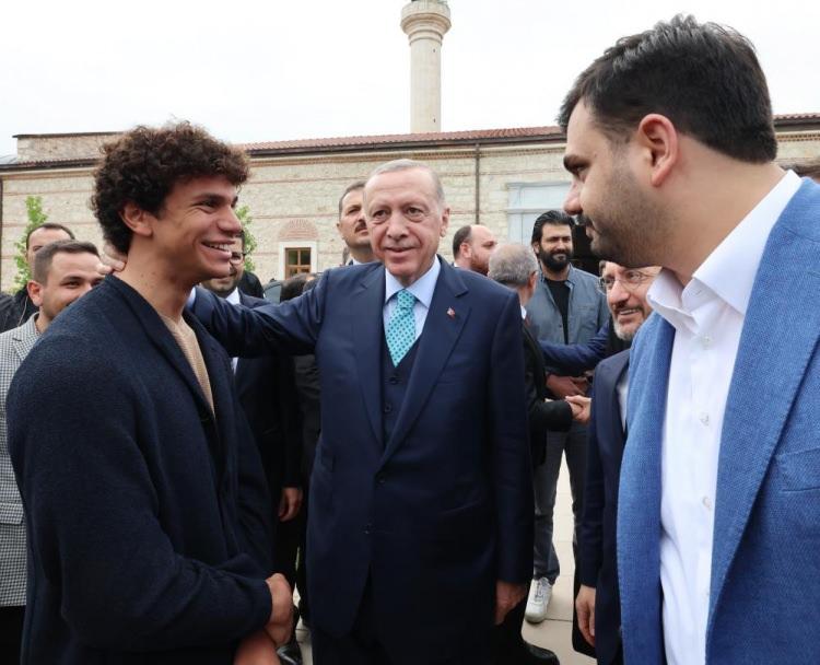 <p>Cumhurbaşkanı Recep Tayyip Erdoğan, Rami Kütüphanesi'nde gençlerle bir araya geldi.</p>
