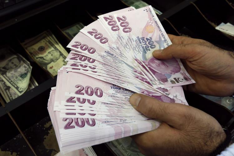 <p>2000 öncesi SSK’lıların en düşük kök aylığı 6.093 TL düzeyinde bulunuyor. Bu aylıklara yüzde 15.21 oranında zam yapıldığında kök aylık 7.020 TL’ye yükseleceği için, halen olduğu gibi temmuz ayından sonra da 7.500 TL aylık almaya devam edecekler.</p>