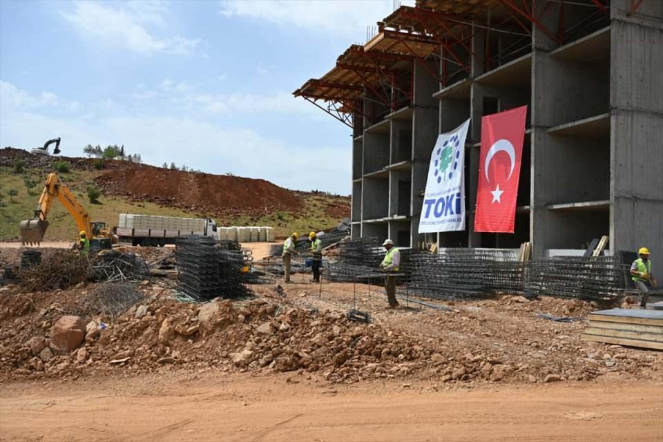 <p>İlçe genelinde 7 bin 200 konut yapılmasının planlandığını ve bir blokun kaba inşaatının bitmek üzere olduğunun altını çizen Okumuş, en kısa zamanda diğerlerinin de bitirileceğini vurguladı.</p>
