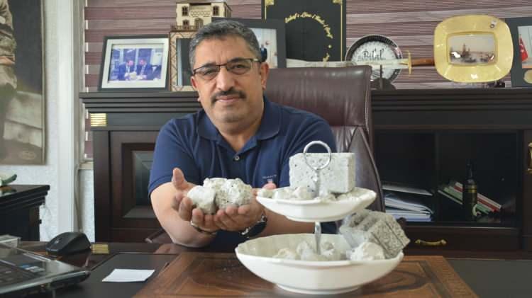 <p>“Yıllık 3 milyar liralık ekonomik gelir sağlıyor”</p>
<p> Gerek sektördeki son durum ve gerekse sektör sorunlarıyla ilgili bilgi veren Tatvan Ticaret ve Sanayi Odası (TATSO) Başkanı Bilal Adabağ, beyaz altın olarak tabir edilen pomza madeninin kent ekonomisine yıllık 3 milyarlık bir ekonomik katkı sağladığını söyledi. </p>