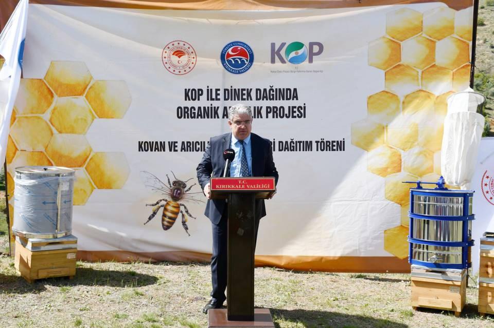 <p><strong>"Her yıl bir vadide en az 500 tane arılı kovan yerleştirmeyi planlıyoruz"<br />
</strong><br />
Dinek Dağının arı yetiştiricileri için avantajlı bir bölge olduğunu anlatan İl Tarım ve Orman Müdürü Sırrı Yılmaz, "Dinek dağı arıcılar için büyük bir hazineyi içinde barındıran gerek florası gerek uzun süre yeşil kalması farklı bitki türleri çiçek türlerini içinde barındırması açısından son derece önemli bir bölge. Bu bölgede 5 tane vadi tespit ettik. Her yıl bir vadide en az 500 tane arılı kovan yerleştirecek şekilde planlıyoruz. Arıcılarımıza da arılı kovan arıcı ekipmanı desteği sağladık" şeklinde konuştu.</p>