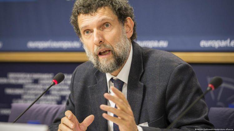 <p>Osman Kavala'nın Kemal Kılıçdaroğlu'nun Cumhurbaşkanı seçilmesi halinde özgür bırakılağı duyurulmuştu. Kılıçdaroğlu'nun seçim mağlubiyeti sonucunda Kavala da kaybedenler arasında yer aldı.</p>