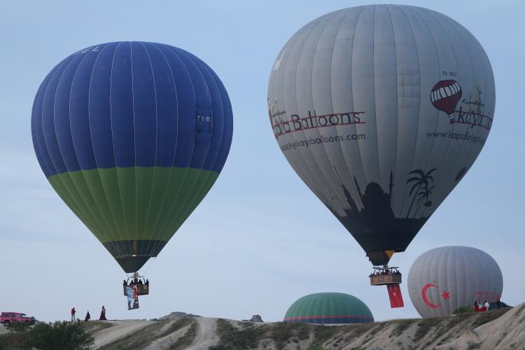 <p>Balon pilotu Süleyman İnce de güneşin doğuşunu gökyüzünden izlerken, Türk bayrağını taşımanın heyecanını yaşadıklarını ifade etti.</p>
