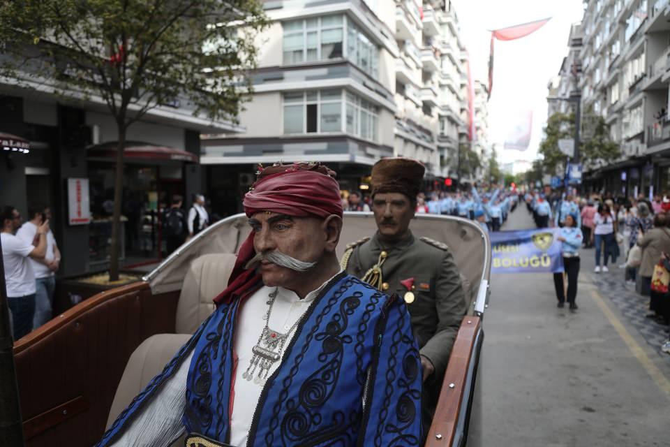 <p>Atatürk Anıtı önünde başlayan "Gençlik ve Bayrak Yürüyüşü"ne katılan öğrenciler ve vatandaşlar, yürüyüş boyunca marşlar seslendirdi.</p>
<p> </p>