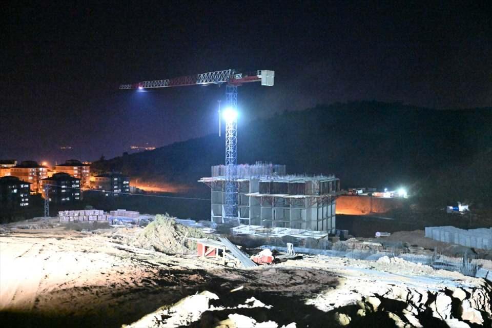<p>Yaklaşık 310 civarında kır konutları dediğimiz, köylere yapılan kalıcı kır konutlarının teslimatı başladı. Burada da zemin artı 3 ve 4 katlı apartman tipi konutlar var. </p>