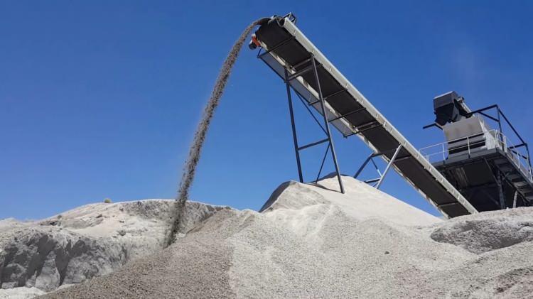 <p>“Katma değeri yüksek ürünler için çalışmalarımız devam ediyor” </p>
<p>Pomzanın bölgenin en önemli madenlerinin başında geldiğini kaydeden Adabağ, beyaz altın olarak tabir edilen madenin bölge ve ülke ekonomisine katkısının büyük olduğunu, bu anlamda yetkililerden özel bir destek beklediklerini belirtti. Tatvan Ticaret ve Sanayi Odası olarak Bitlis Eren Üniversitesi ve Nevşehir Hacı Bektaş Veli Üniversitesi ile ortak çalışmalar yürüttüklerini anlatan Adabağ, “Maden ve sektöre yönelik Bitlis Eren Üniversitesi ve Nevşehir Hacı Bektaş Veli Üniversitesi ile ortak çalışmalarımız devam ediyor. Bu anlamda sempozyum ve çalıştaylar yaptık. Madenin dünya genelinde hangi sektörlerde ve katma değeri yüksek hangi alanlarda kullanıldığına bakıyoruz. Maalesef bu şu anda bir tır malzemeyi 20 bin gibi cüzi bir paraya satıyoruz. Oysaki bu madeni doğru değerlendirdiğimizde bunun bir tonunu bile bu fiyatın çok çok üstünde satabiliriz. Bu şekilde ekonomimize gerçek anlamda bir katkı sunmuyor. İnşallah üreticilerimizin bu işten kar ederek memnun kalabileceği yeni ürünler geliştirmeyi hedefliyoruz” şeklinde konuştu.</p>