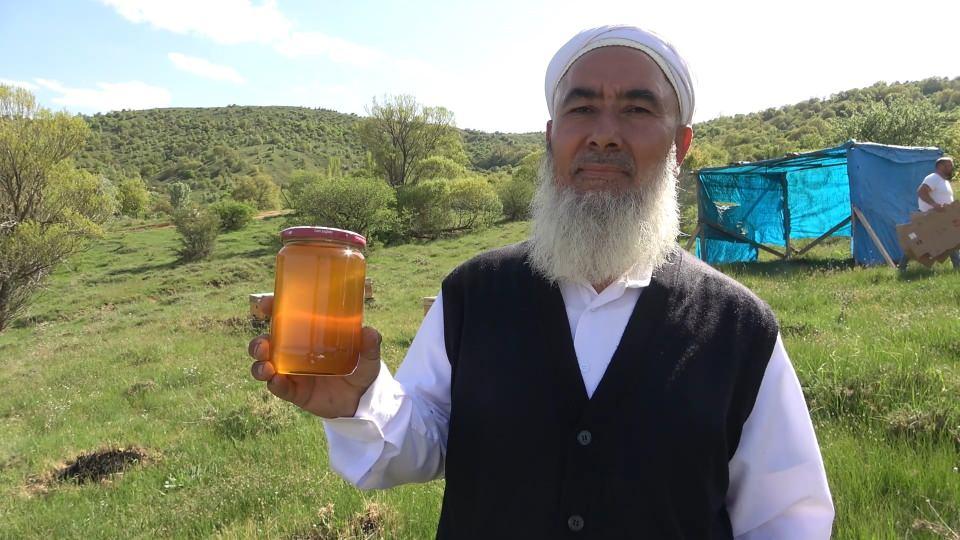 <p>Kırıkkale'de KOP destekli projeden faydalanan arıcılar, bin 744 rakımlı Dinek Dağı'ndaki zengin bitki örtüsüne sahip vadide organik bal üretiyor. Normal balın kilogramı 200 liradan satılırken, organik balın fiyatı ise 400 lira olarak belirlendi.</p>
