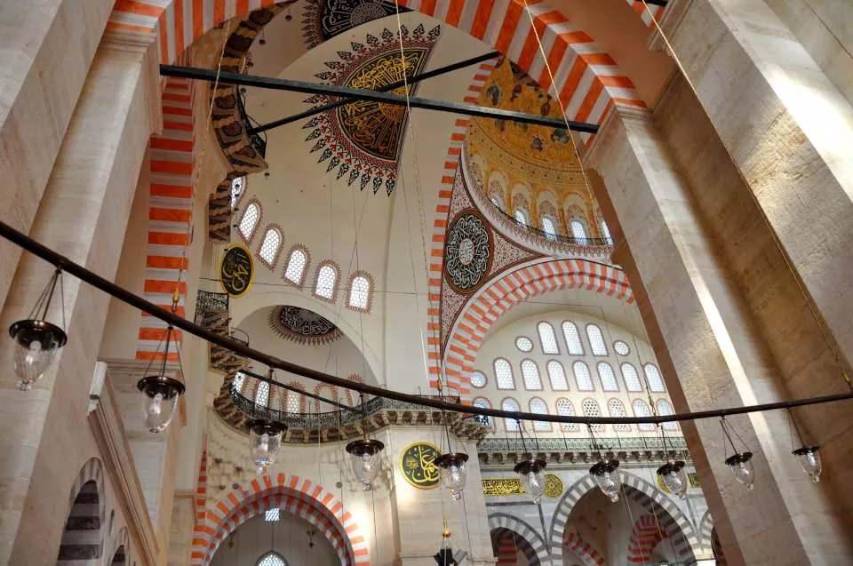 <p>Mimarbaşı, camide nargile içilir mi, sen bu işi yapmazdın, nedir bunun hikmeti" diye sorar.</p>