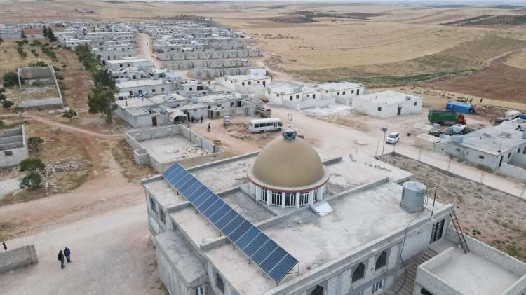 <p>Bu proje kapsamında ülkenin kuzeybatısındaki İdlib ile Zeytin Dalı ve Fırat Kalkanı Harekatı sahasındaki Afrin, Bab, Azez, Soran, Akterin, İhtimlat ve Çobanbey bölgelerinde briket evlerin yapımı aralıksız sürüyor.</p>

<p>Bu evler Türk, Suriyeli ve yabancı yardım kuruluşları ve hayırseverlerin desteğiyle yapılıyor.</p>
