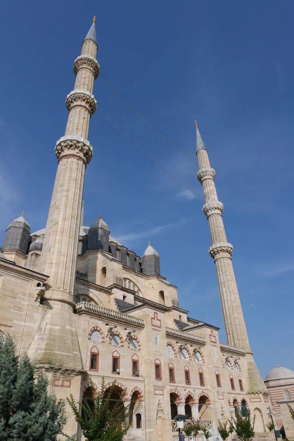 <p>Selimiye Camii'nin 31.25 m çapındaki tek kubbesi Allah'ın tek olduğuna işaret eder. Benzer şekilde, Selimiye Camii'nin pencerelerinin 5 kademeli oluşu İslam'ın 5 şartını, 4 vaaz kürsüsü 4 hak mezhebini, Selimiye Külliyesi'ndeki toplam 32 kapı islamiyetin 32 farzını, arka minarelerde 6 yolun olması imanın 6 şartını, 12 şerefesi ise onikinci padişah tarafından yaptırıldığını ifade etmektedir.</p>