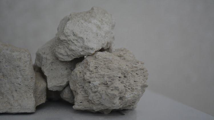 <p>Hafif ve tasarruflu olması nedeniyle bölgede inşaat sektöründe de kullanılan değerli maden için kolları sıvayan Tatvan Ticaret ve Sanayi Odası, Bitlis Eren Üniversitesi ve Nevşehir Hacı Bektaş Veli Üniversitesi ile ortak çalışmalar yürütüyor. Özellikle son dönemde artan enerji maliyetleri ve tekelleşmeye bağlı olarak artan çimento maliyetleri nedeniyle zor günler geçiren sektör destek bekliyor.</p>