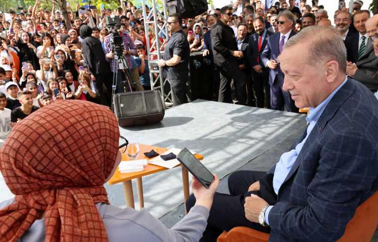 <p>Cumhurbaşkanı Recep Tayyip Erdoğan, "Seçimlerde iddia edilenin ve sanılanın aksine gençlerimizden en büyük desteği biz aldık." dedi.</p>