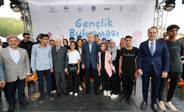 <p>Erdoğan, Beşpınar Kültür, Eğitim ve Sosyal Destek Kampı'nda düzenlenen Adıyaman Gençlik Buluşması'ndaki konuşmasında, deprem bölgesindeki ilk ziyaretine tekrar gençlerle başlamak istediğini belirtti.</p>