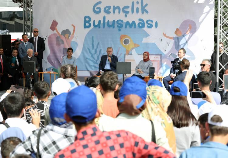 <p>Erdoğan, "Tabii biz birileri gibi buraları deprem turisti edasıyla gezmiyoruz. Arama kurtarma çalışmalarından itibaren adım adım yapılan her işi takip ediyor, hiçbir eksiğe, hiçbir gecikmeye mani olmaması için çalışıyoruz." diye konuştu.</p>