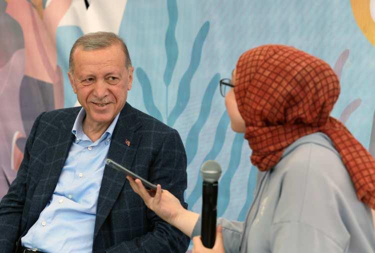 <p>Erdoğan, şöyle devam etti:<br />
<br />
<br />
"Ülkemizde birileri gençleri hep küçümseyerek, onlara hep karamsarlık aşılayarak kendilerince sizlerle aramızı açmaya çalıştılar. Halbuki biz, siyasi hayatımız boyunca hem gençlerle yol yürümüş, her mücadelemizi onlarla vermiş birisiyiz. Onlar gençlerimizi, harflerle etiketlendirerek ufuklarına sınır çizmeye çalışırken biz teknolojiyle, sporla, sanatla, kültürle hep gençlerimizin vizyonunu genişletmek için çalıştık. Hamdolsun gittiğimiz her yerde bunun neticelerini de alıyoruz.</p>