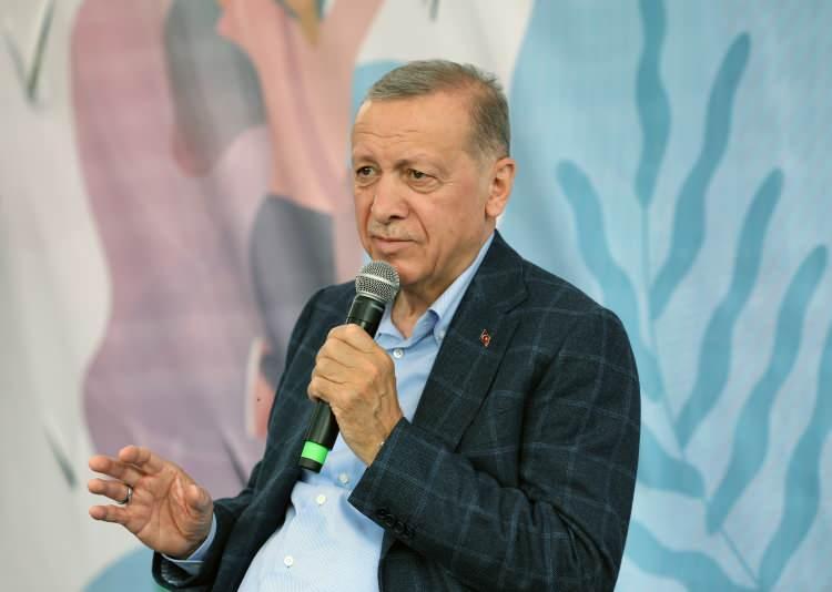<p>'TEKNOFEST gençliği' dedik. Sadece son etkinlikteki yarışmalara 1 milyon gencimizin iştirak ettiği haberiyle sevindik. 'Türkiye Yüzyılı gençliği' dedik. Seçimlerde iddia edilenin ve sanılanın aksine gençlerimizden en büyük desteği biz aldık. 'Özgüven sahibi gençlik' dedik. Spordan bilime her alanda dünyanın dört bir yanında onların başarılarıyla gururlandık. Bugün de burada 1500 gencimizle birlikteyiz."</p>