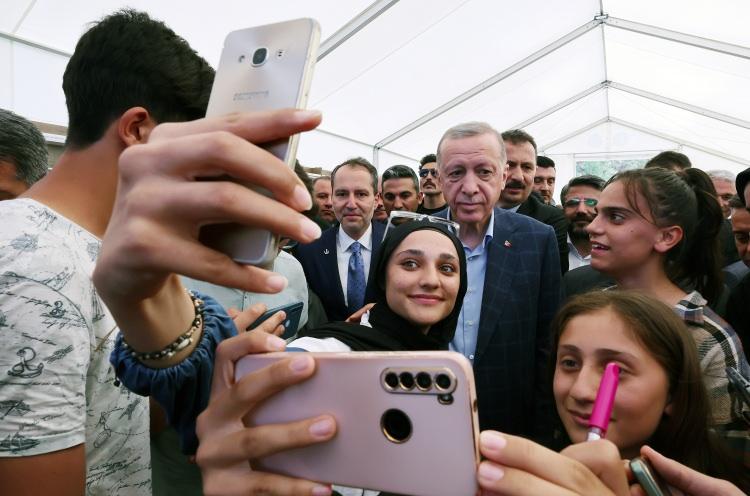 <p>Gençlerin gözlerindeki ışıltının kendilerine daha çok çalışma, büyük mücadelelere girme azmi verdiğini ifade eden Erdoğan, "Gençlerimizden aldığımız enerjiyle üzerine ülkemizin geleceğini inşa edeceğimiz değerleri, deprem bölgesindeki şehirlerimizde kuruyoruz. Bu çerçevede savunma sanayi sektörünün önemli üretim tesislerinin bir kısmını bölgemize getiriyoruz. Mesela Adıyaman'da kablo ve konnektör üretim tesisi kuruyor, yazılım kampüsü oluşturuyoruz. Eğitimde bazı yaş gruplarında OECD ortalamasının üzerine çıkmamız, bazılarında bunu yakalamak üzere olmamız doğru istikamette gittiğimize işaret ediyor." şeklinde konuştu.</p>
