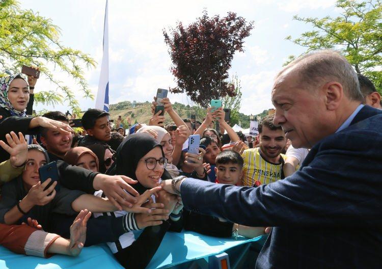 <p>Mesleki eğitimde adeta sessiz bir devrim gerçekleştirildiğini, bir dönem kasıtlı şekilde örselenen, itibarı sarsılan, cazibesi ortadan kaldırılan mesleki eğitimin yeniden hak ettiği yere getirildiğini belirten Erdoğan, kamptaki etkinliklerin bile gençlerin çağın ve ülkenin ihtiyaçları doğrultusunda kendilerini geliştirmek için ne kadar iştahlı olduğunu göstermeye yeterli olduğunu söyledi.</p>
