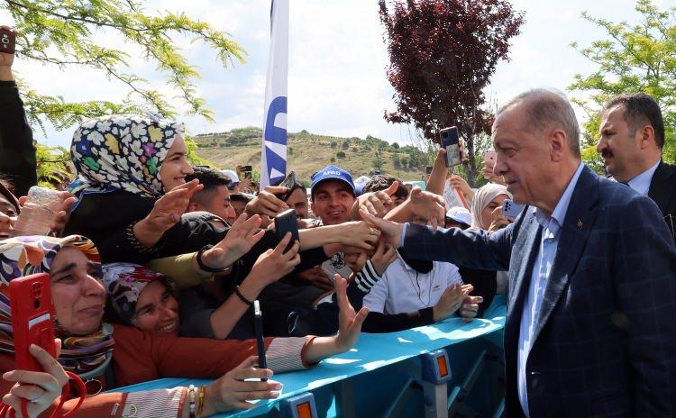 <p>Erdoğan, sözlerini şöyle sürdürdü:</p>

<p>"Önümüzdeki dönemde gençlerimizin önündeki alternatifli eğitim imkanlarını sadece genişletmekle kalmayacak aynı zamanda dünya ile rekabet edecek şekilde kaliteyi de yükseltmeye odaklanacağız. Geçmişte yetişmiş insanlarını dışarıya kaptıran Türkiye'den, artık hem kendi evlatları hem de dışarıdan yetişmiş bireyler için cazip bir ülke haline geldik. İnşallah önümüzdeki dönemde büyük ve güçlü Türkiye'yi adım adım beraberce şekillendireceğiz. Gençler unutmayın, hep söylüyorum. Biz artık sizlerin zamanının misafirleriyiz. Türkiye'nin geleceği sizlersiniz. Cumhurbaşkanı olarak vazifem sizlere hayallerinizi, en kolay şekilde hayata geçirebileceğiniz bir Türkiye bırakmaktır."</p>

