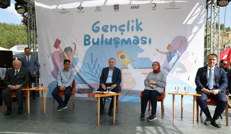 <p>Gençliklerini ülkenin zor zamanlarında yaşadıklarını ifade eden Erdoğan, kendilerinden önceki neslin ise çok daha zor şartlarda mücadele verdiğini aktardı.</p>

<p> </p>
