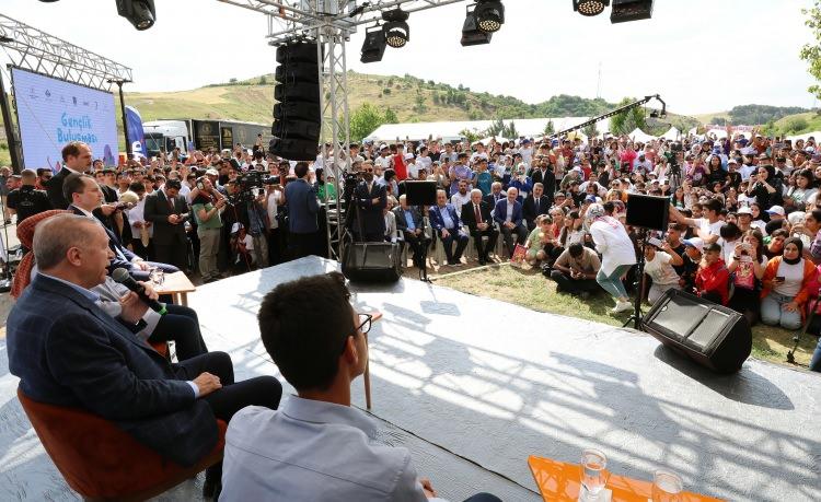 <p>Bir önceki neslin de Milli Mücadele nesli olduğunu hatırlatan Erdoğan, şunları kaydetti:<br />
<br />
 </p>

<p>"Vatan topraklarını hangi şartlarda düşmandan kurtardığımızı, son devletimiz cumhuriyetimizi nasıl kurduğumuzu unutmamalıyız. Cumhuriyetimizin ilk asrı boyunca da neler yaşadığımızı hatırımızdan asla çıkarmamalıyız. Bunun için tarihine, ecdadına, değerlerine, kültürüne bağlı bir gençliğin öneminin altını her fırsatta çiziyoruz. Nereden geldiğimizi bilmezsek nerede durduğumuzu da nereye gittiğimizi de bilemeyiz. Çok değil, çeyrek asır öncesinin Türkiye'siyle bugünkü Türkiye'nin arasında adeta çağ farkı olduğunu bilmezsek niçin 'Türkiye Yüzyılı' dediğimizi kavrayamayız. Bugün sırf bölgeden istedikleri oyu alamadılar diye depremzedelere etmedik hakareti bırakmayanların dün milletimize neler çektirdiklerini bilmezsek yarınlarımıza güvenle bakamayız. Gençlerimizden isteğim, elinizin altındaki sınırsız bilgi kaynaklarını doğru ve güvenilir referanslara dayalı olarak tüm bu söylediklerimi teyit etmek için kullanın. Bunu yaptığınızda göreceksiniz ki söylediklerimizin eksiği var, fazlası yok."</p>
