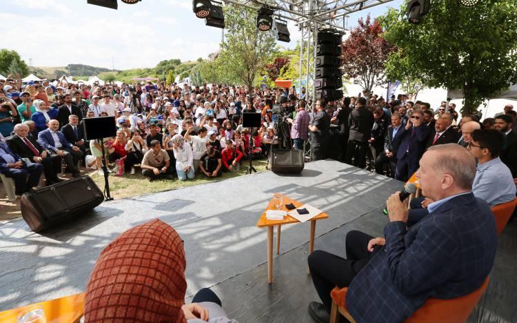 <p>Bazılarının siyaseti sadece kendi kişisel hedeflerine ulaşmak için yaptığını, bunu başaramayınca da her türlü çirkefliği sergiliyor olabildiğini dile getiren Erdoğan, "Bizim siyasetimiz eser ve hizmet siyasetidir. En büyük eserimizin de işte bugün burada olduğu gibi sizlerin hayatın her alanında gelişiminize fırsat sağlamak olduğuna inanıyorum. Mecliste artık sizlerin yaşlarında temsilcileriniz var. İnşallah önümüzdeki seçimlerde sizlerin arasından çıkacak temsilcileri de parlamentoda göreceğiz. Tek başına bu bile bizim gençlerimize ne kadar güvendiğimizin, inandığımızın işaretidir." diye konuştu.</p>

<p>Cumhurbaşkanı Erdoğan, gençlere katılımlarından dolayı teşekkür etti.</p>
