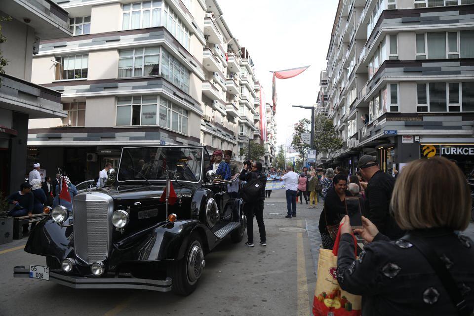 <p>Lise ve İstiklal caddeleri boyunca yaklaşık 2 kilometre süren yürüyüşte katılımcılar, 1919 metrelik Türk bayrağını taşıdı. Yürüyüşe, Atatürk'ün makam aracının birebir benzeri eşlik etti.</p>
<p> </p>