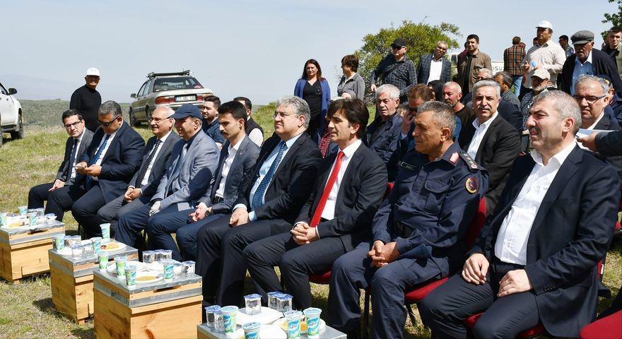 <div>Proje sayesinde üreticinin ekonomik kazanç sağlayacağını kaydeden Akdemir, normal balın 200 liradan organik balın ise ise en az 300-400 liraya satılacağını sözlerine ekledi.</div>
<div> </div>