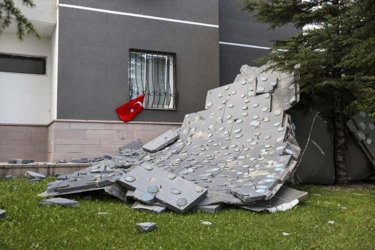 <p>"Koltuğun minderleri sağa sola savrulmuştu biz hepsini tekrar birleştirdik takım yaptık, koltuk da mindersiz kalmadı. Koltuğun hiçbir yeri zarar görmediği için markasını soranlar bile oldu. Yapan kimse gerçekten sağlam yapmış, o hızla o kadar yüksekten uçmasına rağmen kırılmaması ilginç. Koltukla birlikte sehpa da uçtu, birleştirince tam bir takım oldular. Koltuğu şu an kimse sahiplenmedi, gelip isteyen olursa koltuk bizde verebilirim. Bu bölgede koltuğa talip olabilecek insanlar olduğunu düşünüyorum ama eğer talip çıkmazsa ihtiyaç sahibi birine vereceğiz."</p>
<p> </p>