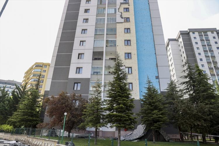 <p><strong>Takımın yastıkları ve sandalyesi farklı kişilerde</strong></p>
<p>Tuğçe Daşçı koltuk takımının bu kadar tartışma yaratacağını tahmin etmediklerini belirterek, "Sabah iş yerine geldiğimizde hem koltuk hem de yastığı takım halinde bizim kapının önündeydi. Karşı ofisle aramızda tatlı bir krize de yol açtı. Sabah bizdeydi öğleden sonra karşıya geçti, mahallede elden ele geziyor. Umarım sahibi en kısa sürede bulunur, dört gözle bekliyoruz." dedi.</p>
