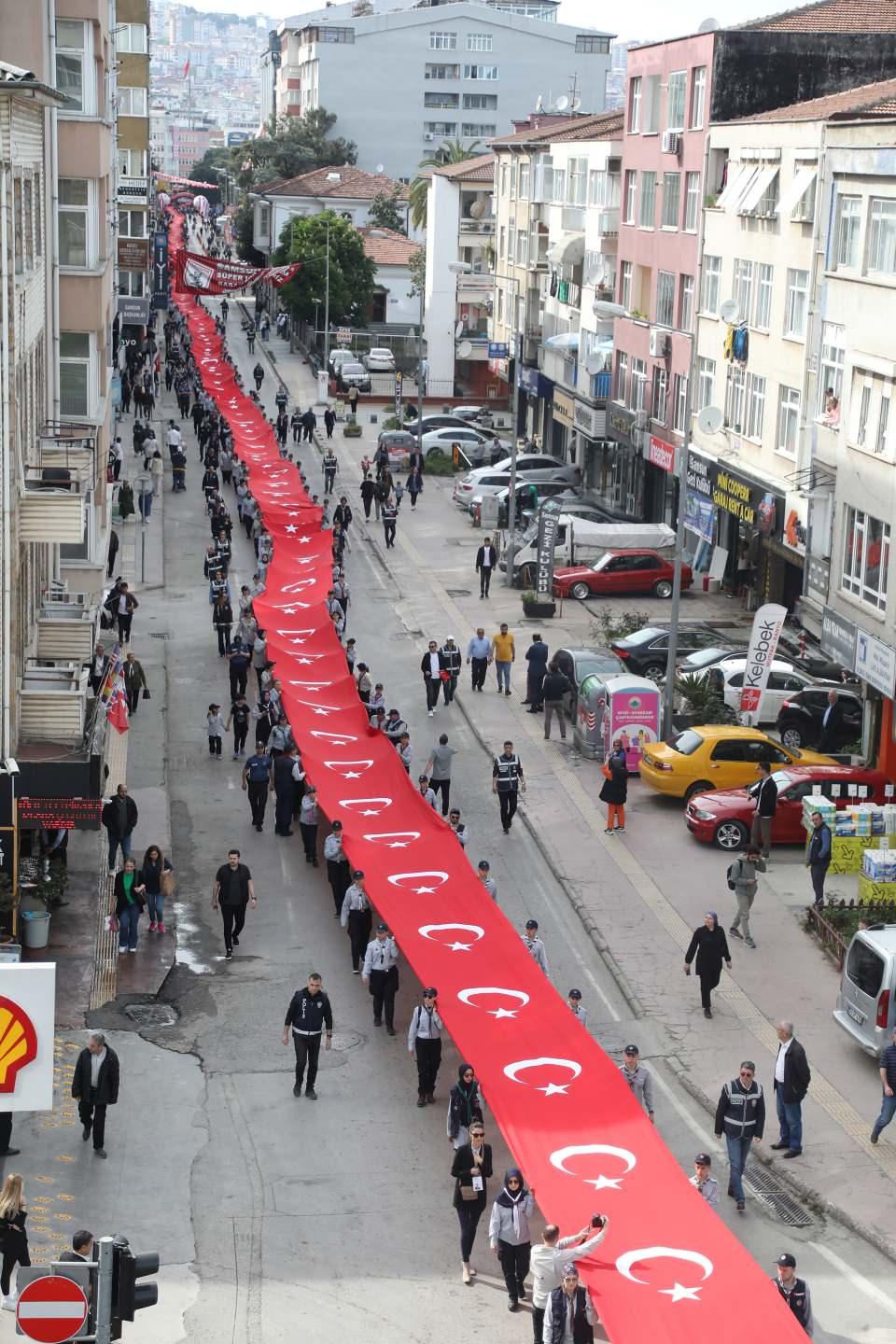 <p>Samsun Valisi Zülkif Dağlı, gazetecilere yaptığı açıklamada, kurtuluşun simge şehri Samsun'da, 19 Mayıs'ı coşkuyla kutladıklarını dile getirdi.</p>

<p> </p>
