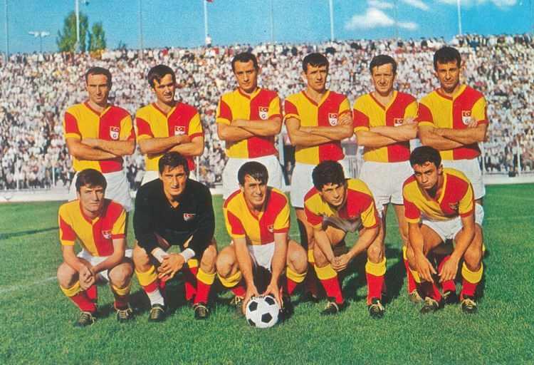 <p>GALATASARAY'IN 3. ŞAMPİYON KADROSU<br />
<br />
1968/1969 SEZONU<br />
<br />
Ayaktakiler: Uğur Köken, Ayhan Elmastaşoğlu, Muzaffer Sipahi, Turan Doğangün, Ergün Acuner, Metin Oktay.<br />
<br />
Oturanlar: Mazlum Fırtına, Varol Ürkmez, Talat Özkarslı, Ali Elveren, Mehmet Oğuz.</p>
