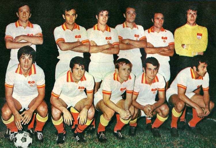 <p>GALATASARAY'IN 4. ŞAMPİYON KADROSU<br />
<br />
1970/1971 SEZONU<br />
<br />
Ayaktakiler: Ergün Acuner, Ayhan Elmastaşoğlu, Ekrem Günalp, Muzaffer Sipahi, Uğur Köken, Nihat Akbay.<br />
<br />
Oturanlar: Gökmen Özdenak, Aydın Güleş, Ahmet Akkuş, Tuncay Temeller, Cengiz Erkazan.</p>
