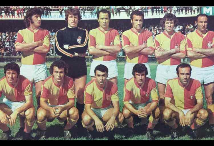 <p>GALATASARAY'IN 5. ŞAMPİYON KADROSU (1. YILDIZ)<br />
<br />
1971/1972 SEZONU<br />
<br />
Ayaktakiler: Gökmen Özdenak, Nihat Akbay, Muzaffer Sipahi, Metin Kurt, Ekrem Günalp, Uğur Köken.<br />
<br />
Oturanlar: Aydın Güleş, Tuncay Temeller, Mehmet Oğuz, Bülent Ünder, Olcay Başarır.</p>
