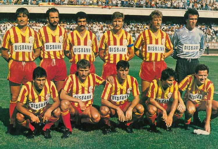 <p>GALATASARAY'IN 7. ŞAMPİYON KADROSU<br />
<br />
1986/1987 SEZONU<br />
<br />
Ayaktakiler: Raşit Çetiner, Erhan Önal, Ahmet Ceyhan, Cüneyt Tanman, İsmail Demiriz, Zoran Simovic.<br />
<br />
Oturanlar: Arif Kocabıyık, Yusuf Altıntaş, Halil İbrahim Akçay, İlyas Tüfekçi, Cevat Prekazi.</p>
