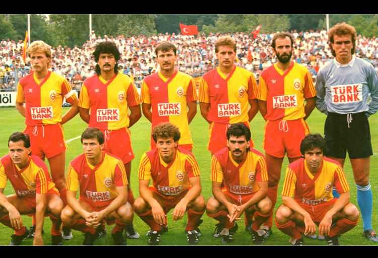 <p>GALATASARAY'IN 8. ŞAMPİYON KADROSU<br />
<br />
1987/1988 SEZONU<br />
<br />
Ayaktakiler: İsmail Demiriz, Savaş Demiral, Yusuf Altıntaş, Semih Yuvakuran, Erhan Önal, Zoran Simovic.<br />
<br />
Oturanlar: Cevat Prekazi, Tanju Çolak, Muhammet Altıntaş, Uğur Tütüneker, İlyas Tüfekçi.</p>
